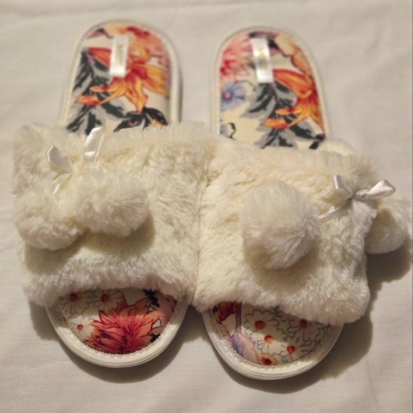 Mixit Shoes - Mixit White House Slippers Size Large 9-10